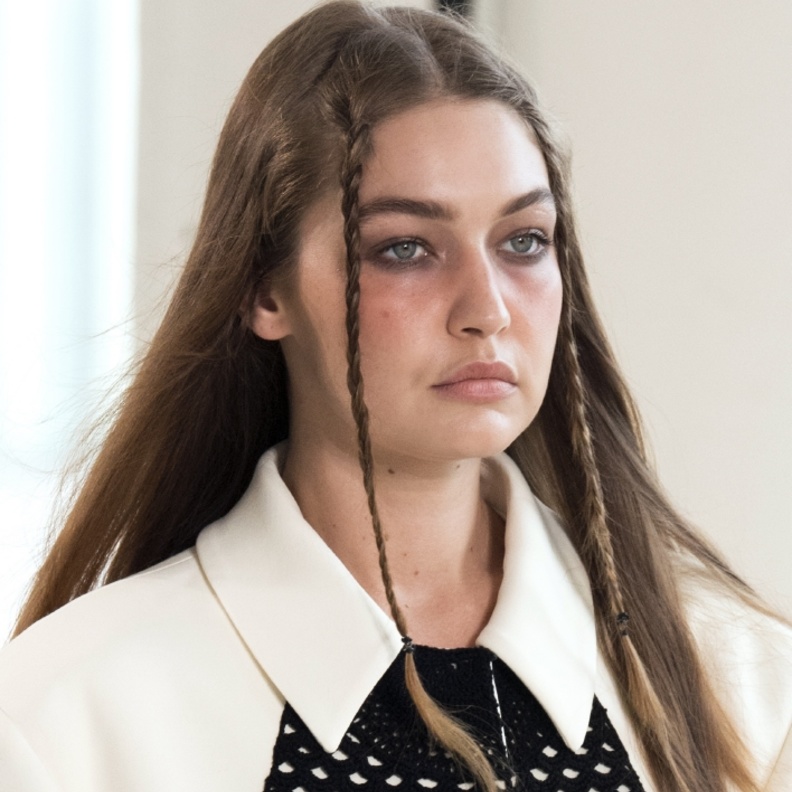 تسريحات شعر بالضفائر الرفيعة من الجهة الامامية من وحي Altuzarra