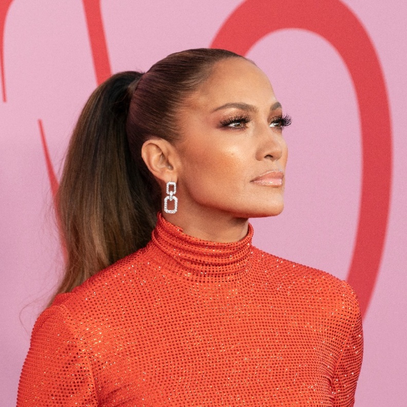 تسريحات شعر مبتكرة على طريقة جينيفر لوبيز