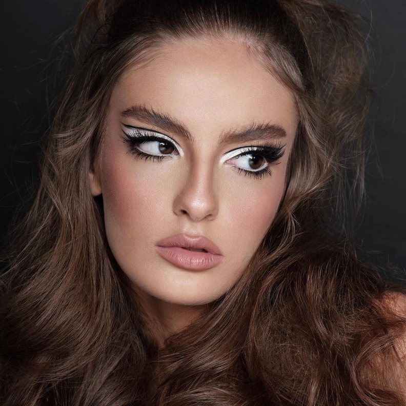 تكبير رسمة العين بالمكياج من حساب خبيرة التجميل هيلدا داغر على انستغرام