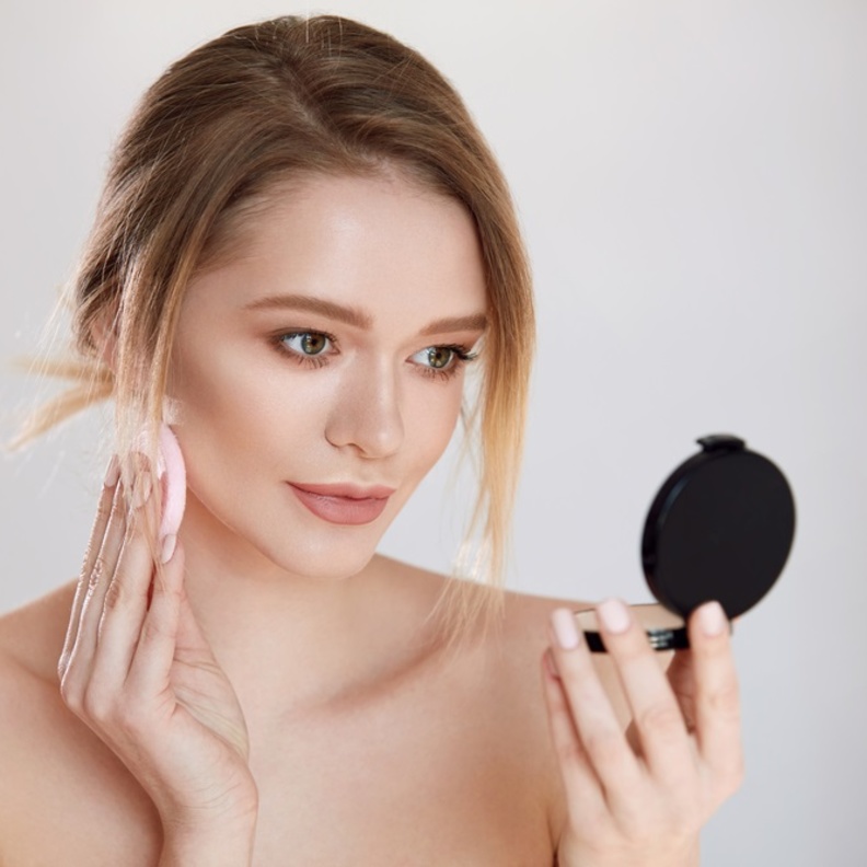 حيل بسيطة لإخفاء الحبوب بالمكياج في يوم الحب 2022