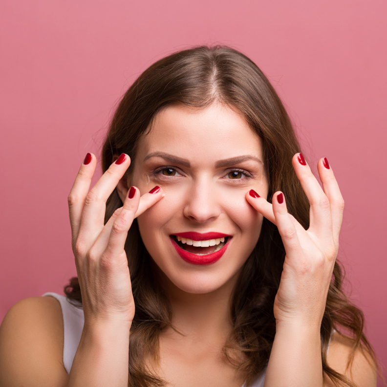 خطوات تحضير ماسكات للهالات السوداء قبل يوم الحب