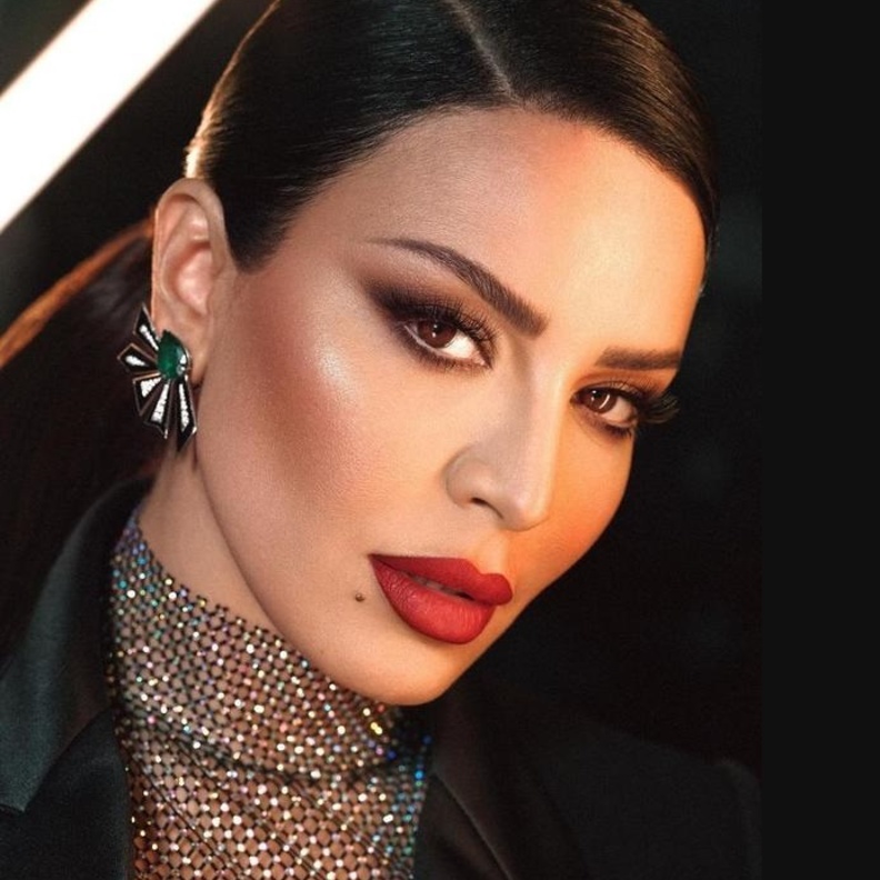 خطوات تكبير رسمة العين بالمكياج 