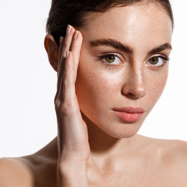 خلطات طبيعية من زيت بذور الكتان لتكثيف الحواجب وتطويل الرموش