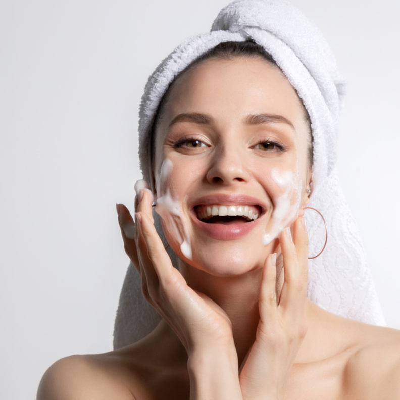 روتين صباحي للعناية بالبشرة قبل الذهاب للعمل بالخطوات