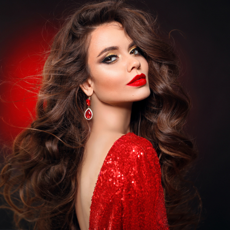 مكياج عصري يناسب فستانًا باللون الأحمر لسهرة يوم الحب