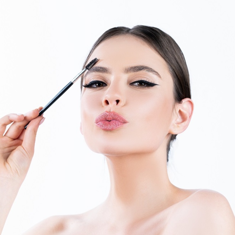 تقنية المايكروبليدنج للحواجب الكثيفة في يوم الفلانتين 2022