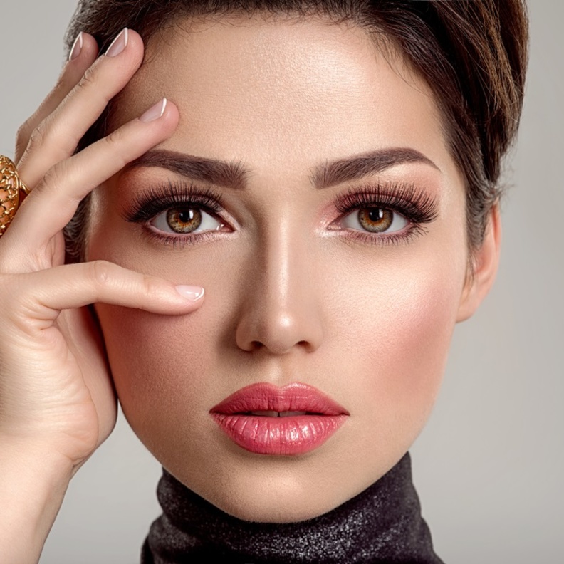 طرق طبيعية وصحية لرفع الرموش في المنزل بعيدًا عن تقنية lash lifting