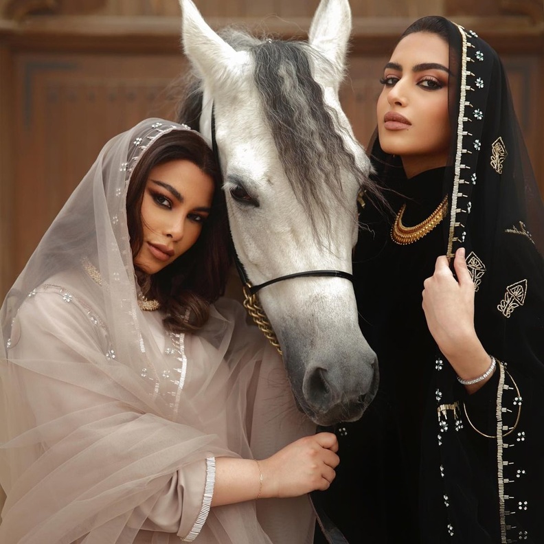 يارا النملة ونورة العيسى في جلسة تصوير خاصة بمناسبة يوم التأسيس