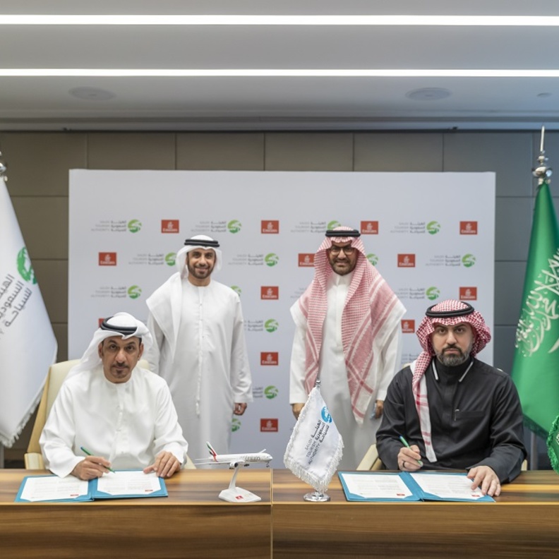 الهيئة السعودية للسياحة تروّج لوجهات المملكة بمذكرة تفاهم مع "طيران الإمارات"