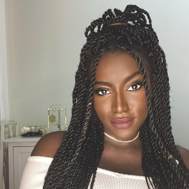 صور إطلالة عبير سندر الجمالية احتفالا بيوم التأسيس 