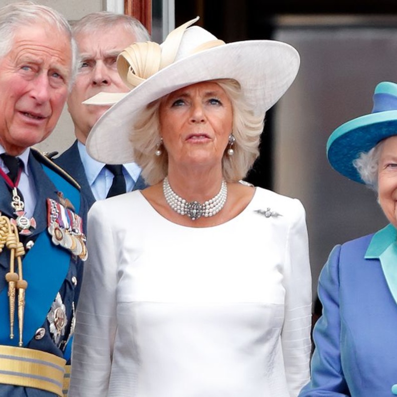 الأمير تشارلز يهنئ الملكة ويشكرها على إعلان منح زوجته لقب الملكة