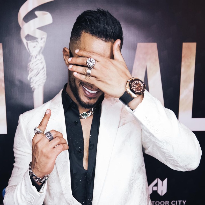 تعليقات النجوم على تنظيف محمد رمضان أسنانه بمعجون أسنان من الذهب