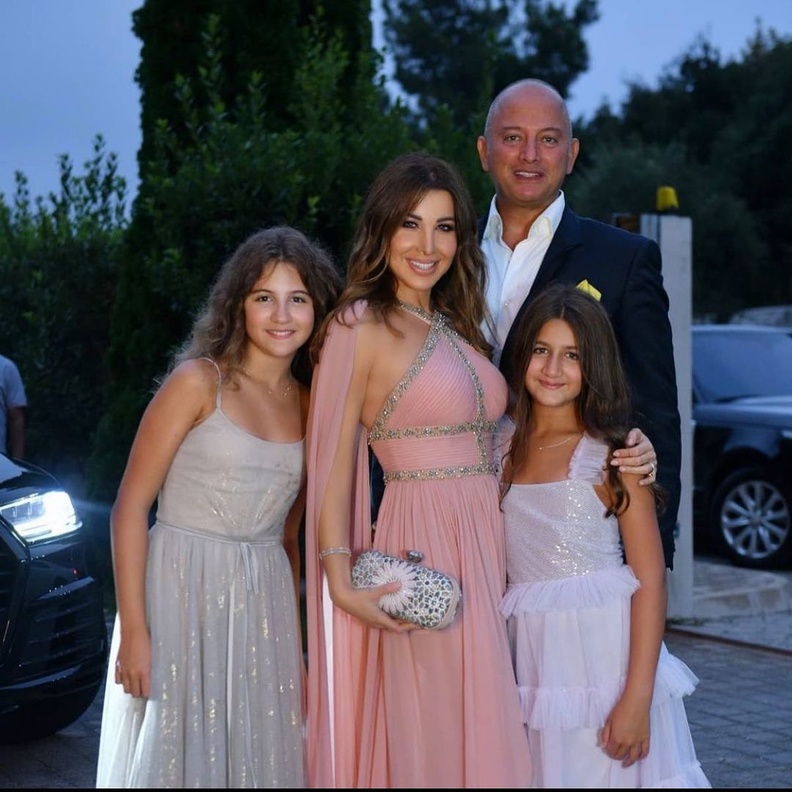 بين إطلالات ميلا وإيلا ..من تتشابه بستايل ملابسها مع والدتهما نانسي عجرم