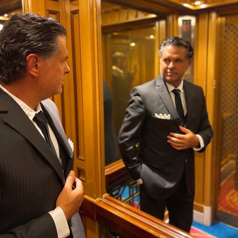 راغب علامة يشعر بالسعادة حينما يطلب منه المعجبين التصوير مع زوجاتهم 