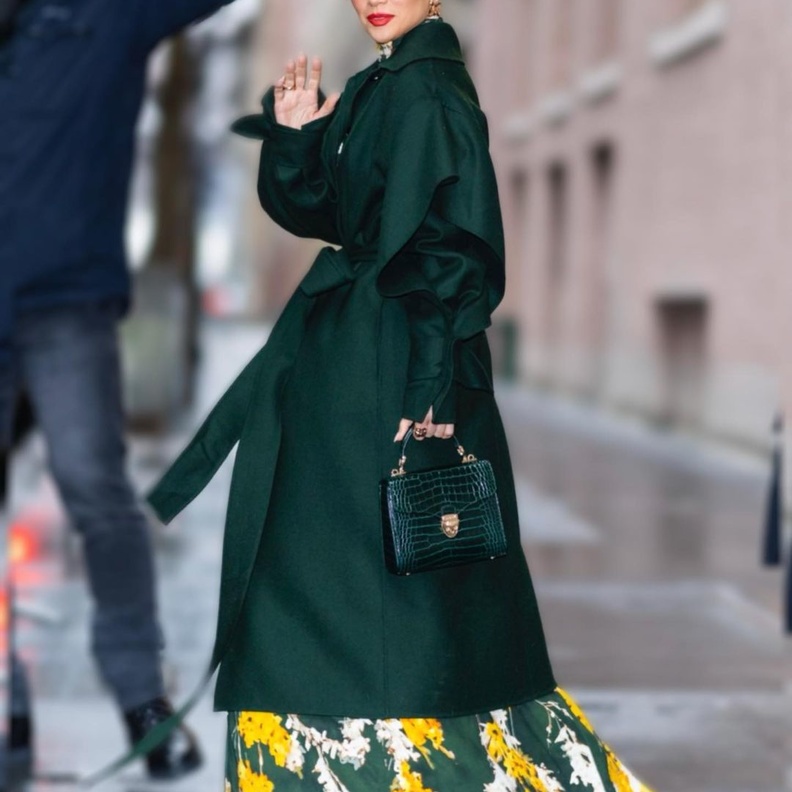 إطلالات جينيفر لوبيز تعيدنا الى موضة الأزياء الفاخرة والكاجوال