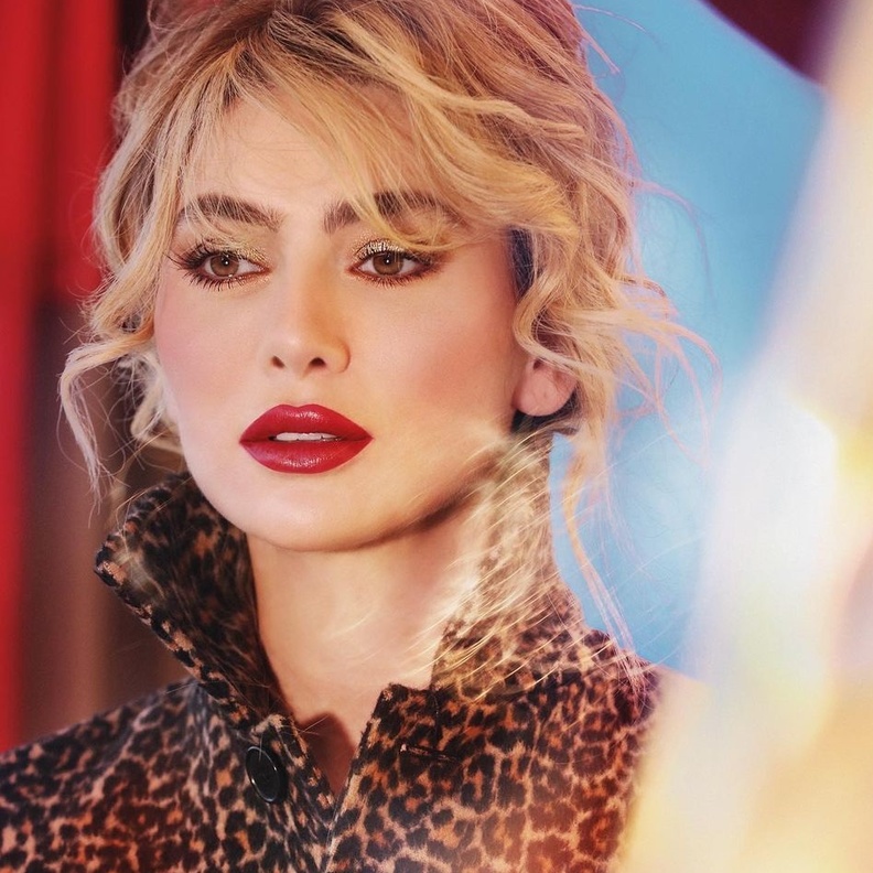 إطلالات جمالية جذابة في عيد الحب تناسب الشقراوات من وحي ستيفاني صليبا