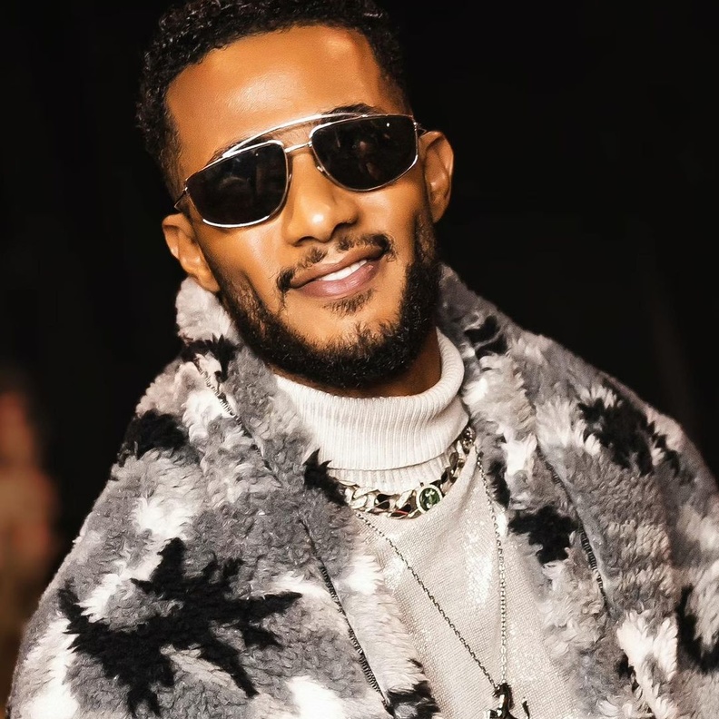 محمد رمضان بفيديو مثير للجدل ..يُنظف أسنانه بمعجون من الذهب!