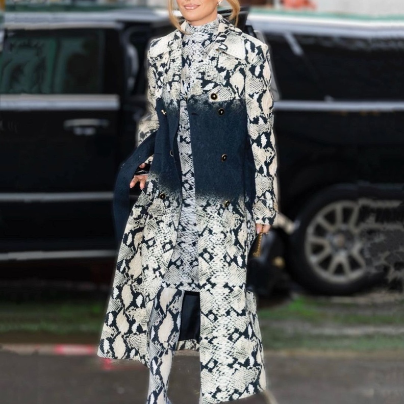 صور إطلالات جينيفر لوبيز استثنائية وخارجة عن المألوف هذا الأسبوع