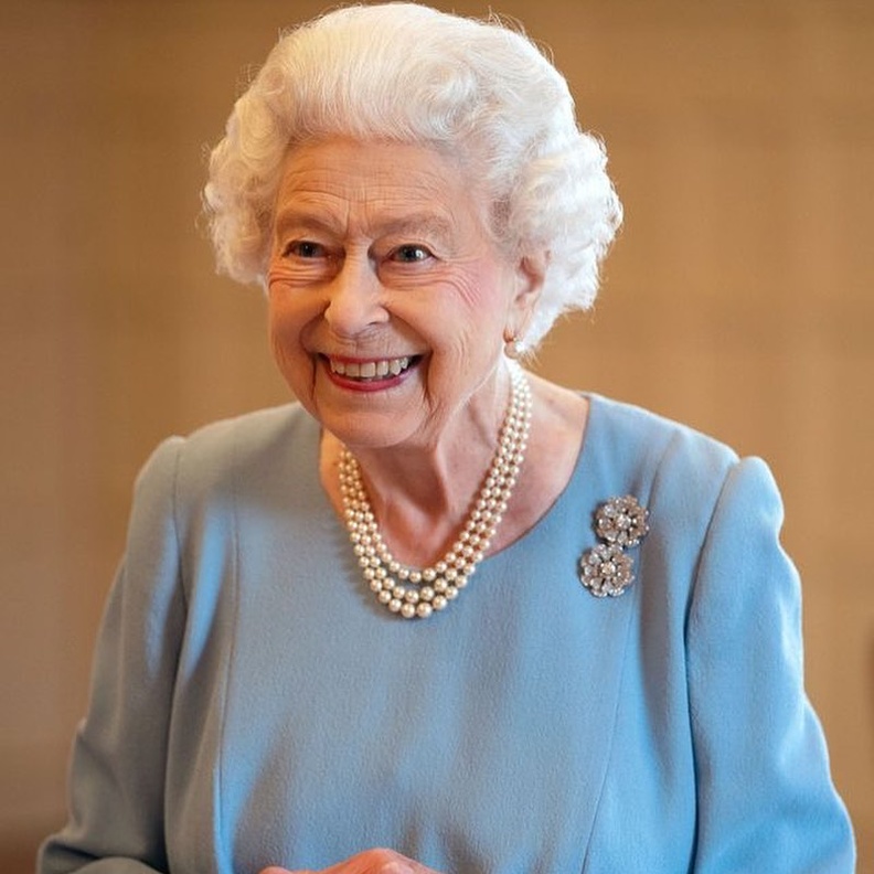 ملكة بريطانيا تظهر بعصا مشي كان يستخدمها زوجها الراحل