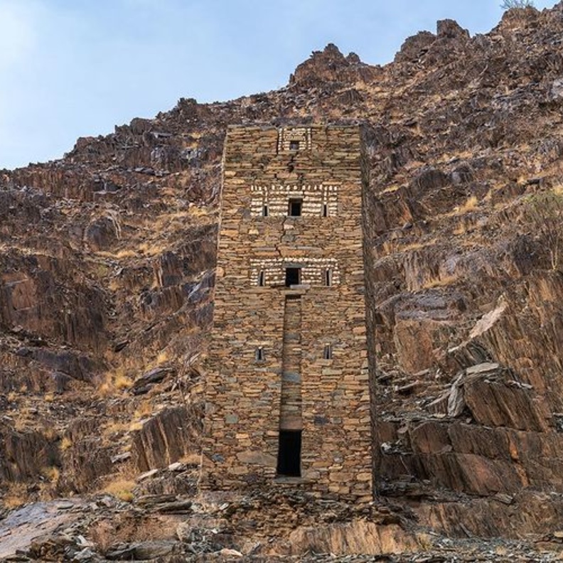 قصور وادي عيا.. فن التكيّف مع الطبيعة الساحرة في عسير