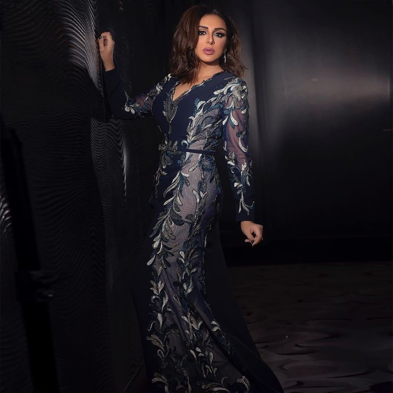 إطلالات محتشمة لأنغام باللّون الكحلي من Ziad Nakad