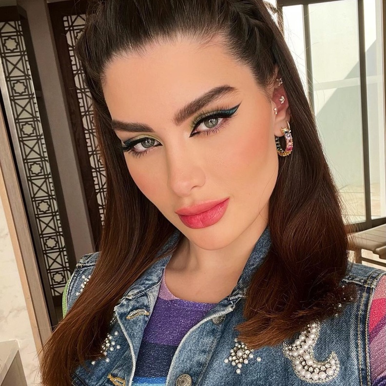 طريقة تطبيق آيلانير عصري من وحي أحدث اطلالة لروان بن حسين