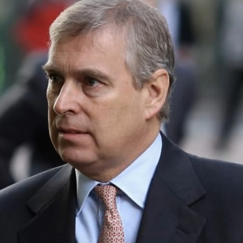 الأمير أندرو قام بزيارة الملكة سرا كل ليلة لمدة أسبوع واعتذر لها ولابنتيه 