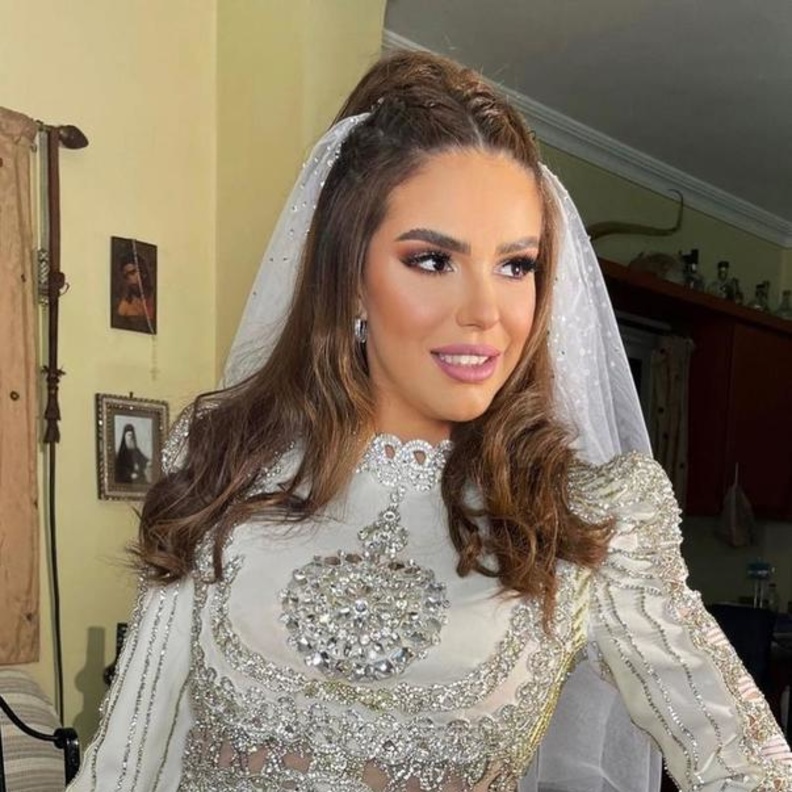 تفاصيل الإطلالة الجمالية لـ دنيا عبد العزيز في حفل زفافها