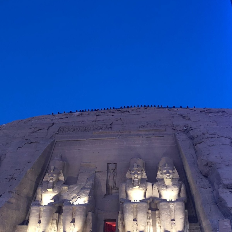 شاهد.. احتفالات تعامد الشمس على وجه رمسيس الثاني في أبوسمبل بمصر بتاريخ مميز
