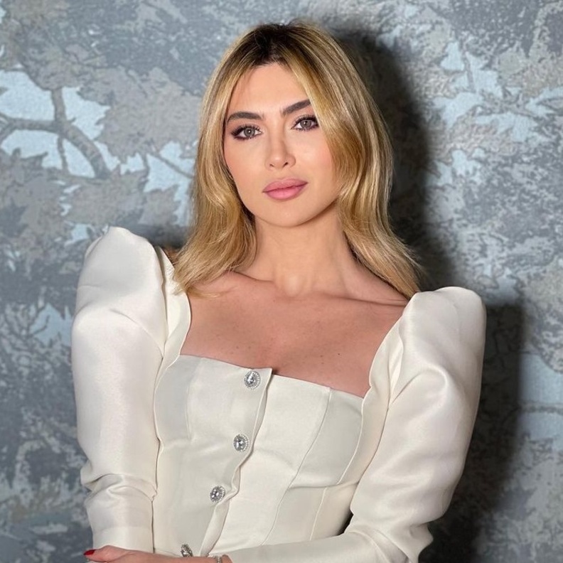 ستيفاني صليبا بإطلالة جمالية ناعمة احتفالا بمسلسلها الجديد