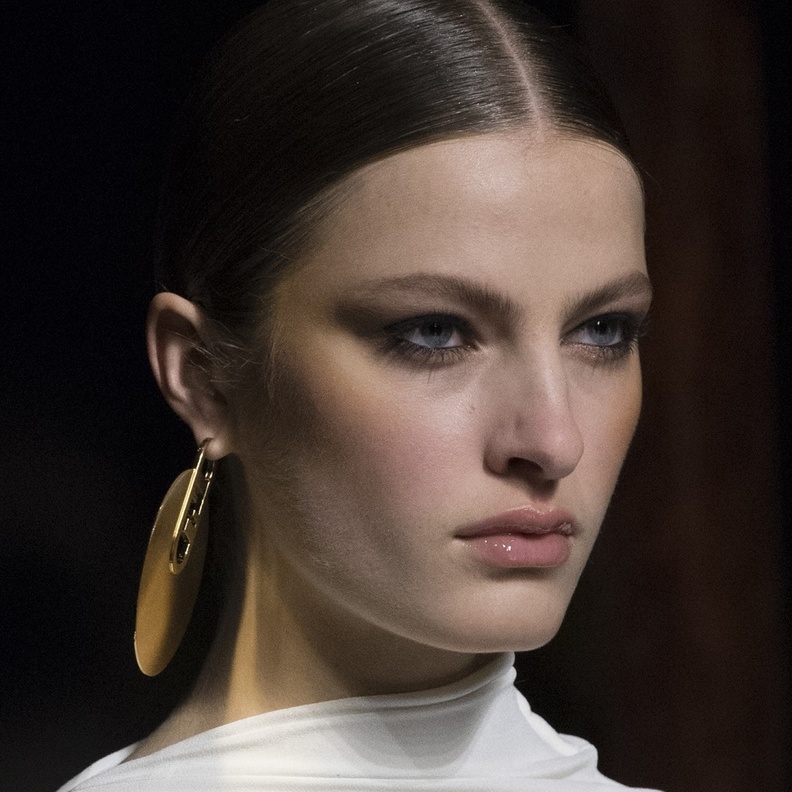 إطلالات جمالية دافئة لربيع 2022