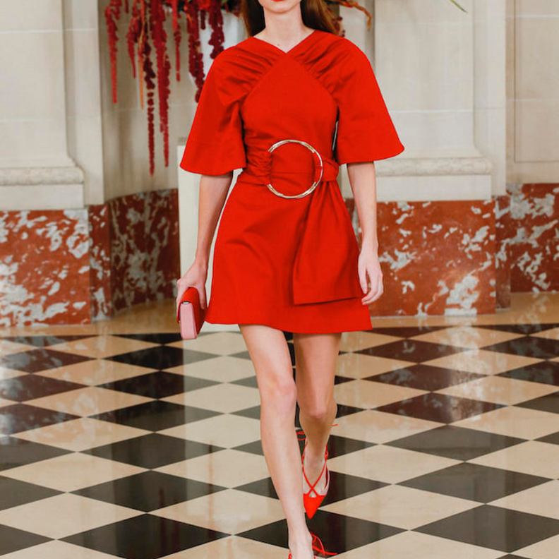 اطلالات باللون الأحمر لأناقتك في عيد الحب من عروض صيف 2022!