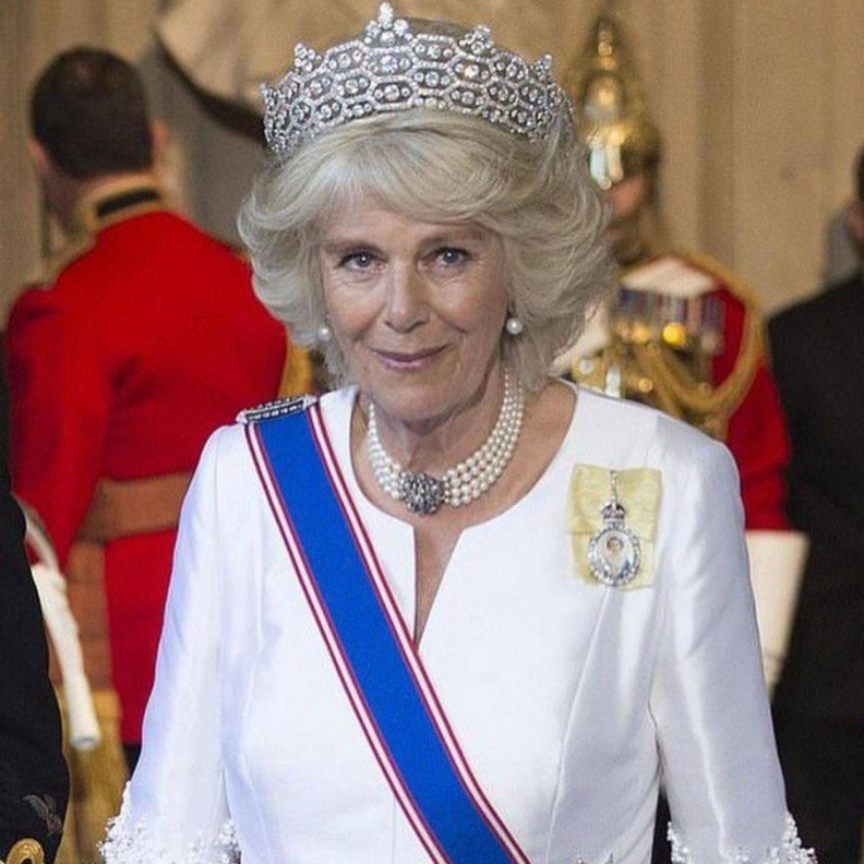 دوقة كورنوال سترتدي تاج الملكة الأم الذي لا يقدر بثمن في مراسم تتويج زوجها ملكا للبلاد