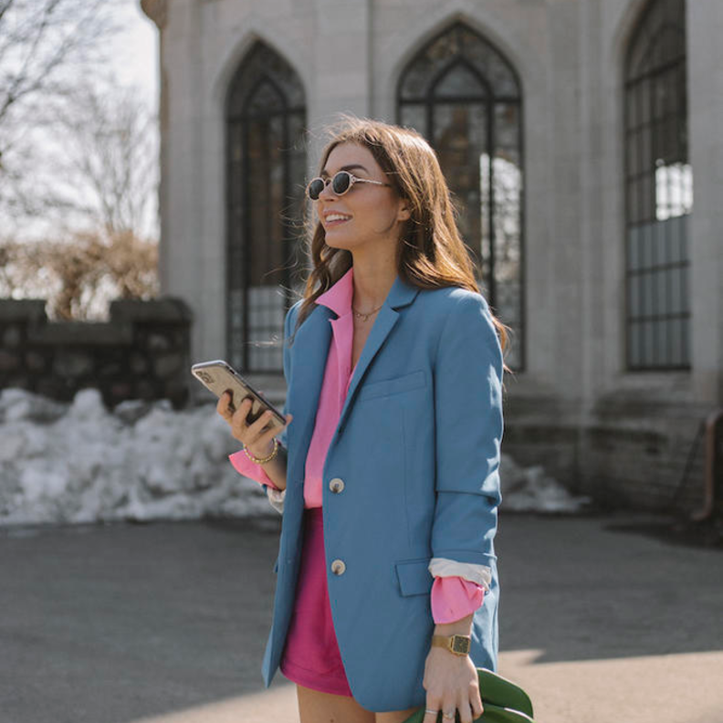 اطلالات شبابية في البليزر الملون موضة هذا الربيع