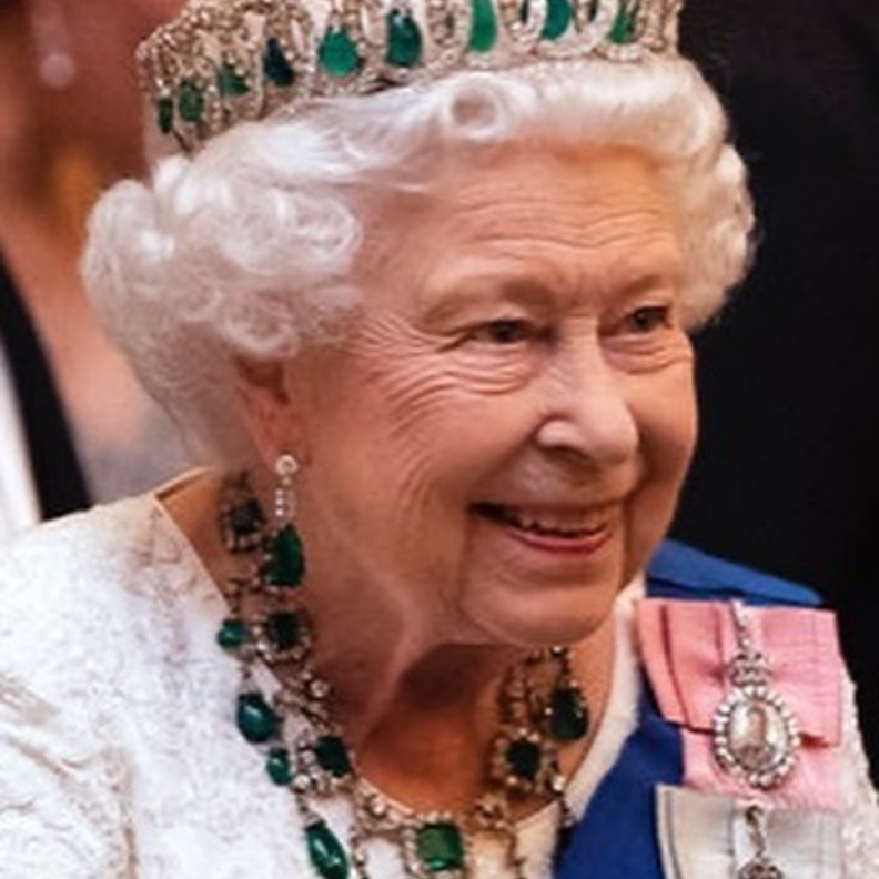 مجوهرات إليزابيث الثانية ملكة بريطانيا المرصعة ببريق الأحجار الكريمة