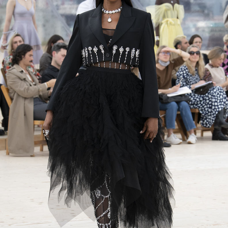 طرق تنسيق التنورة الشيفون مع الملابس الربيعية