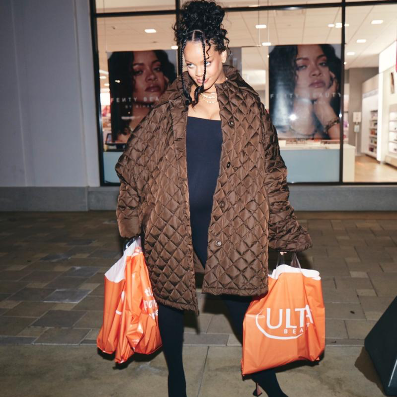 أحدث إطلالة شتوية لريهانا بعد الحمل