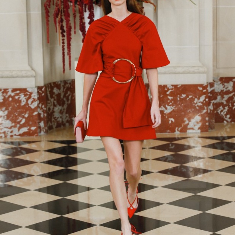 موديلات فساتين واسعة باللون الأحمر لإطلالات مبهرة ربيع 2022