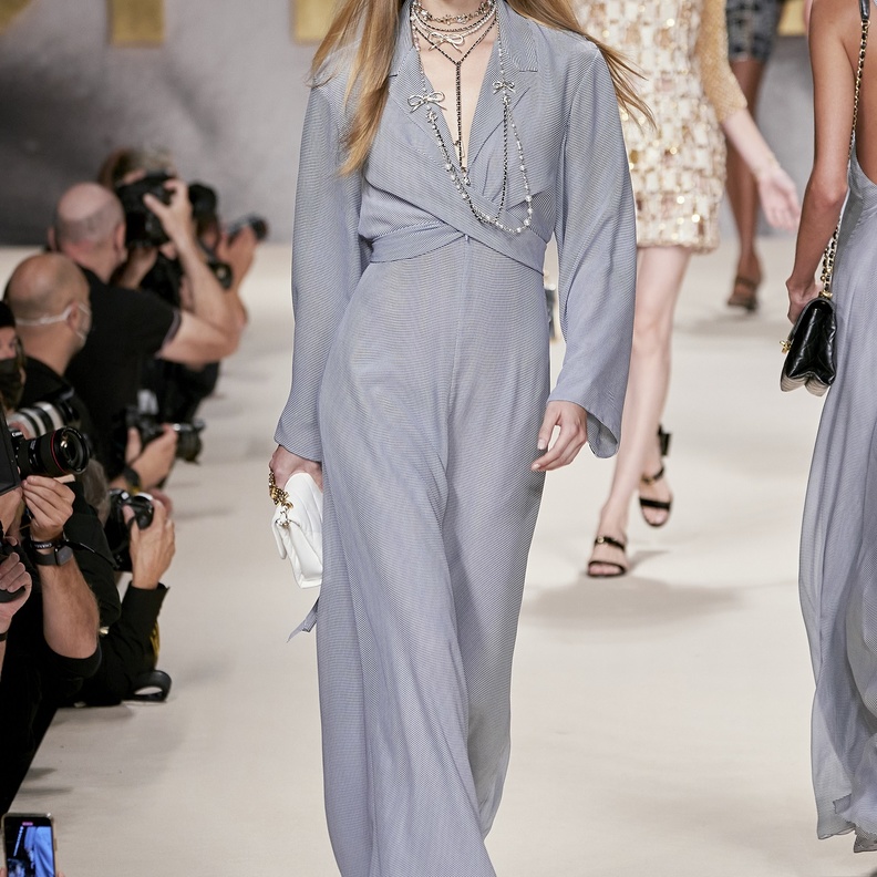 تصاميم ربيع وصيف 2022 جمبسوت مميّز من CHANEL