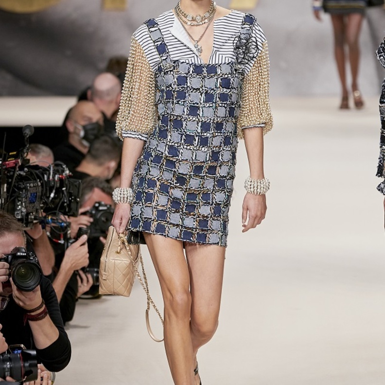 تصاميم من اللّون الأزرق البترولي لإطلالة مميّزة من CHANEL