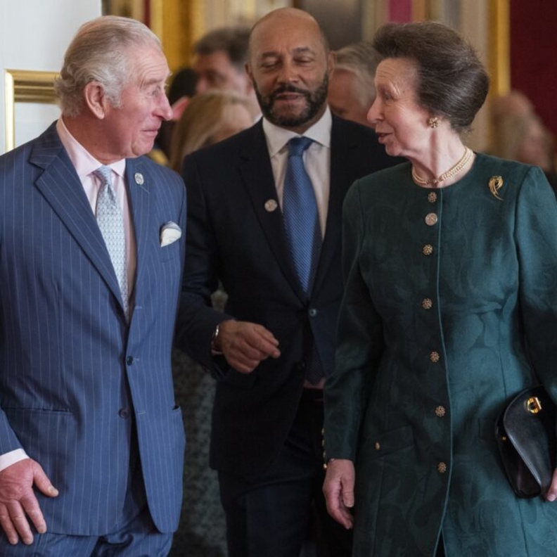 الأمير تشارلز والأميرة آن يقومان بمهمتهما الرسمية معا منذ تعافي الأمير تشارلز من عدوى كورونا