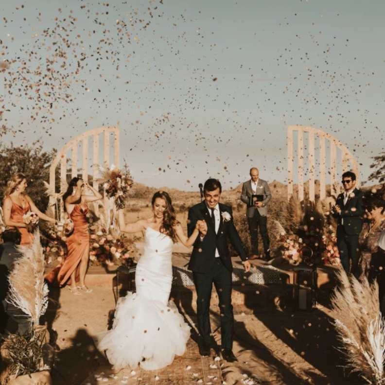 عروسان حولا سجل الهدايا الخاص بزفافهما لمبادرة خيرية