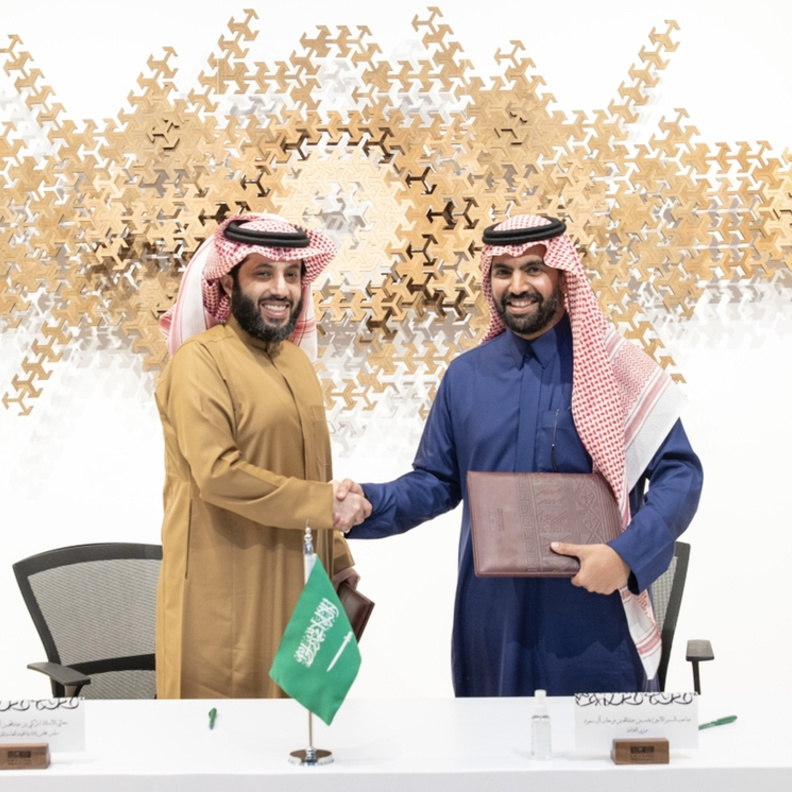 صاحب السمو الأمير بدر بن عبد الله بن فرحان آل سعود و معالي الأستاذ تركي بن عبد المحسن آل الشيخ - المصدر وزارة الثقافة