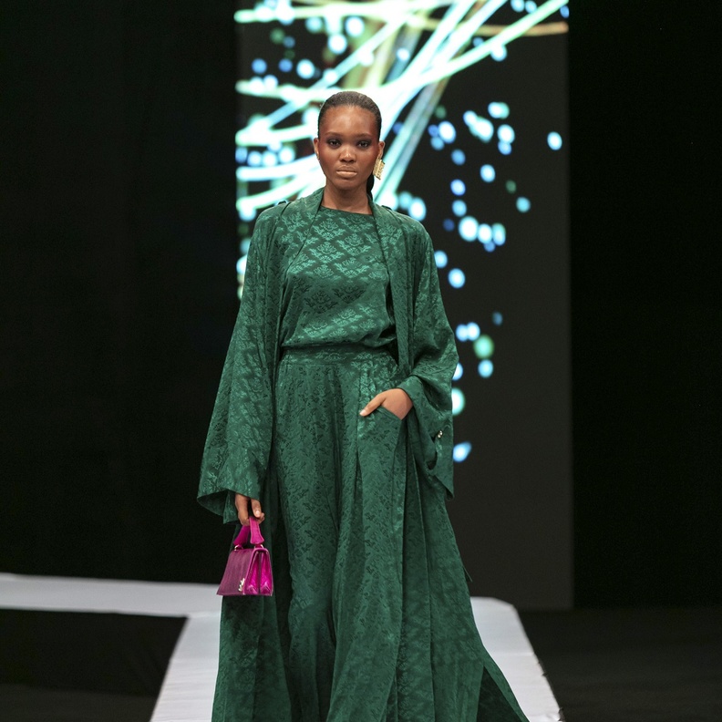 ألوان صيف 2022- إطلالة فخمة باللّون الأخضر الملكيت من Elie Kuame