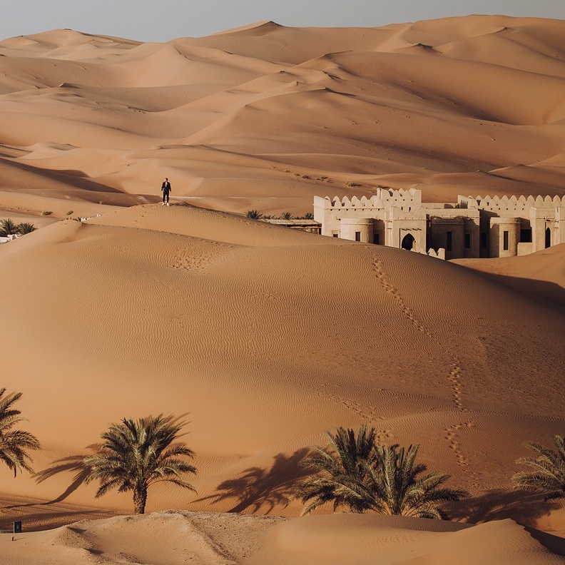 "عطلة الأحلام" في شتاء أبوظبي.. بين الواحات والمحميات الطبيعية والكثبان الرملية 