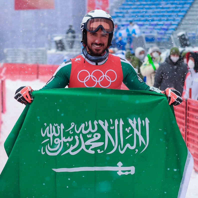 مشاركة تاريخية أولى للمملكة في الألعاب الشتوية عبر لاعب التزلج فائق عابدي