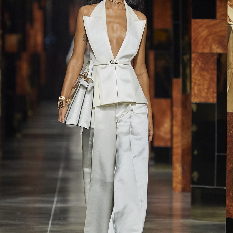 طرق تنسيق السروال الأبيض بأسلوب مميّز من Fendi