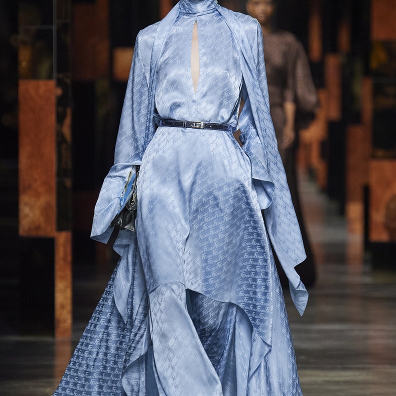 موديلات فساتين طويلة 2022 لإطلالة أنيقة من Fendi