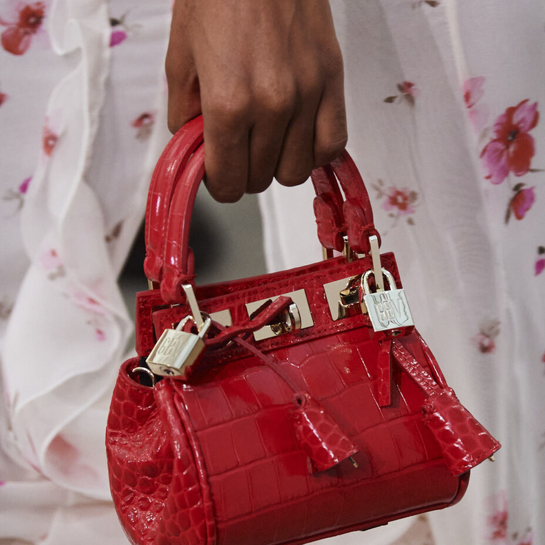 أكسسوارات غير تقليدية باللون الأحمر لإطلالة مميزة في يوم الحب 2022