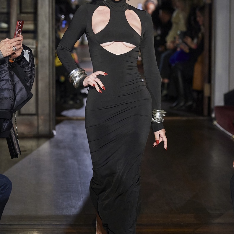 تفاصيل إطلالة جوليا فوكس الجريئة بأسبوع الموضة في نيويورك في أول ظهور بعد انفصالها عن كاني ويست